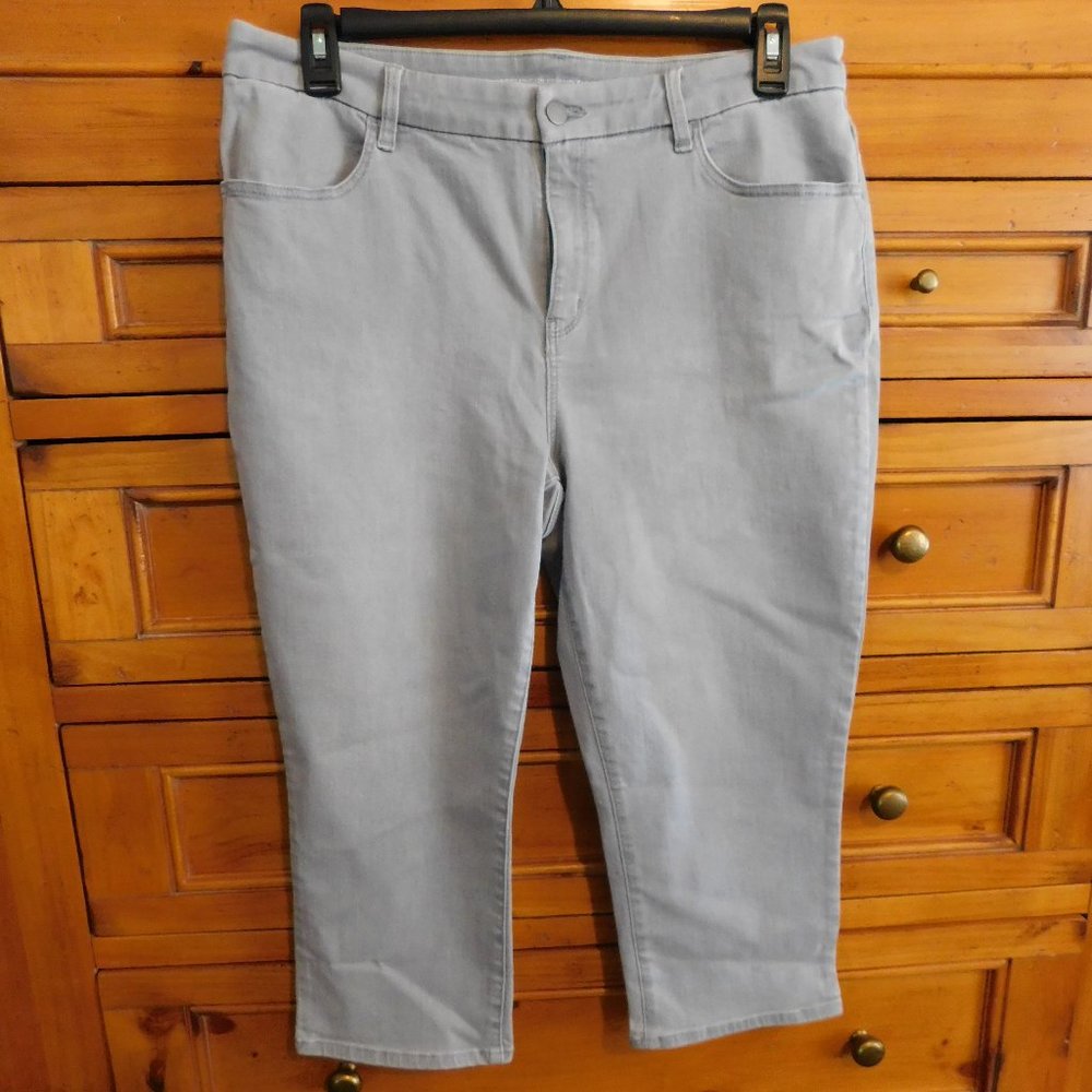 Chico's Perfect Stretch Girlfriend Slim Leg Capri